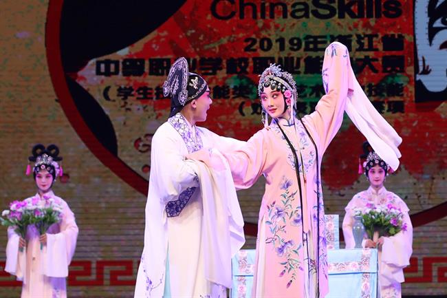 戏曲表演专业为首批全国职业院校民族文化传承与创新示范专业点、教育部“现代学徒制”试点专业、浙江省高校“十一五”重点专业、“十二五”特色专业和“十三五”优势专业，教育部《高等职业教育创新发展行动计划（2015-2018年）》骨干专业。.jpg