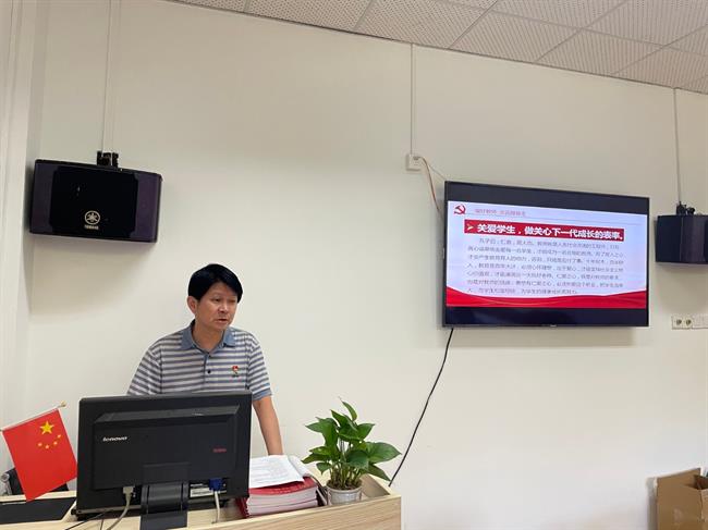 杨老师上党课.jpg 杨老师上党课.jpg