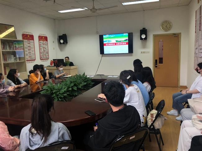 黄思远上党课.jpg 黄思远上党课.jpg